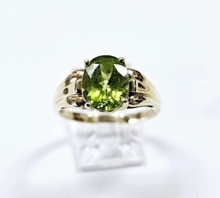 10K Yellow Gold Oval Peridot Ring Ring weighs 3.8 Grams Size 8.75