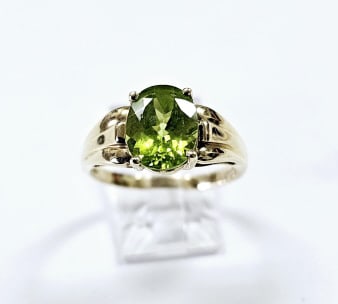 10K Yellow Gold Oval Peridot Ring Ring weighs 3.8 Grams Size 8.75 (1 of 10)