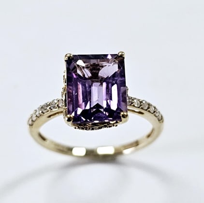 10K Yellow Gold Amethyst & Diamond Ring Ring weighs 2.7 Grams Size 7 (1 of 10)