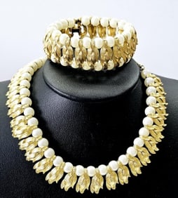 Vintage Gold Tone Faux Pearl Necklace & Bracelet Necklace measures 16" Set not signed.