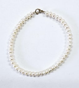 10K Gold Clasp Cultured Pearl Bracelet Bracelet weighs 4.0 Grams