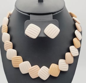 Avon Summer Sands Plastic Necklace & Earrings Necklace Measures 20"