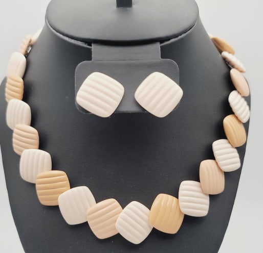 Avon Summer Sands  Plastic Necklace & Earrings Necklace Measures 20" (1 of 7)