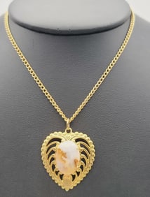 Vintage Heart Shape Agate Necklace Necklace Measures 19" Gold Tone Metal