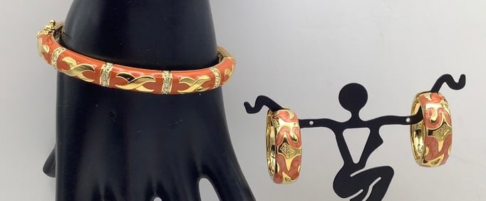 Lauren G. Adams Elegant Hugs Bracelet & Earrings Gold Tone Enamel Set weighs 55.5 TGW