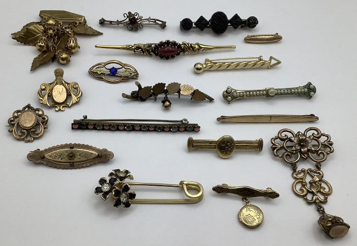 Assorted Vintage Pins Gold Tone Silver Tone The last pin's pin is broken (1 of 13)
