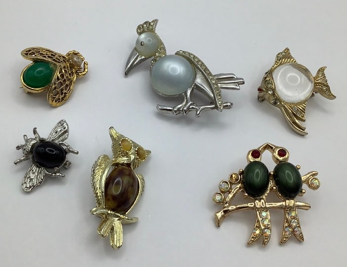 Assorted Jelly Belly Brooches Pins Birds Fish Bugs Lovebirds pin is missing a: Lovebirds pin is missing a stone. Brooches weigh 45.0 TGW All are unmarked. Please see pictures regarding condition.