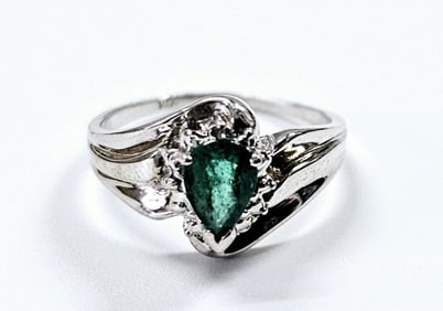 Vintage 10K White Gold Emerald Ring Size 6 & weighs 2.7 TGW