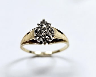Vintage 10K Gold Diamond Accents Cluster Ring Ring Size 9.75 & weighs 2.7 TGW
