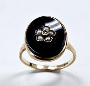 Vintage Onyx & Pearl 10K Yellow Gold Ring Size 6.25 & weighs 3.2 TGW