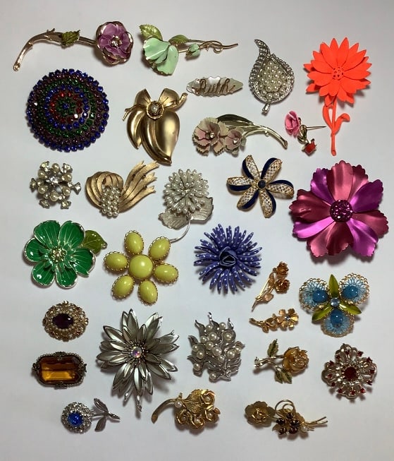 Assorted Floral Pins Gold Tone Silver Tone Plastic Contents not inspected. This lot weighs 15oz. (1 of 10)