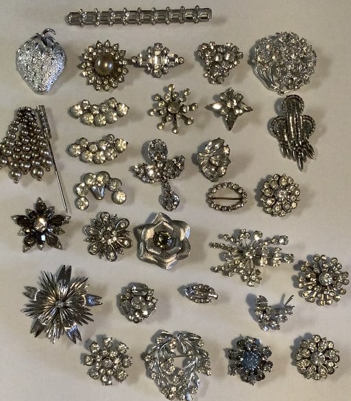 Assorted Vintage Rhinestone Silver Tone Brooches Pins (1 of 7)