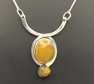 925 Sterling Butterscotch Cabochon Pendant Necklace Necklace is 16" & weighs 7.5 TGW.