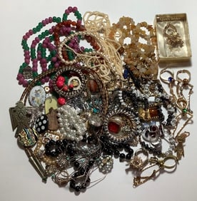 Mystery Jewelry Lot What Will You Find??? Contents not inspected. This lot weighs 2lbs 10oz.