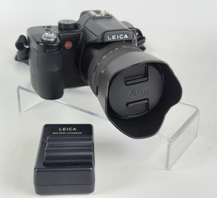 Leica V-LUX 1 Digital Camera With Battery and Charger. Charged to full. Powers on. Otherwise