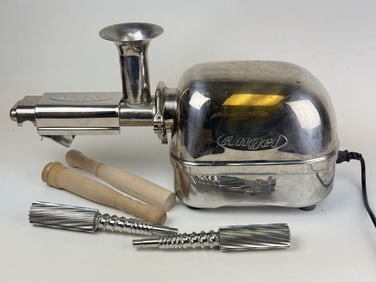 Super Angel SA5500 Juicerp Powers on. Otherwise untested. Includes items in photos. 19 x 10 x 8