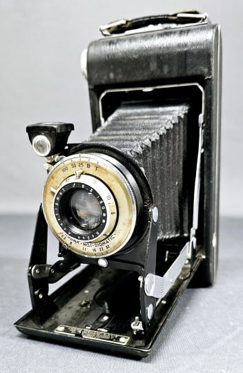 Vintage Kodak Vigilant Six 16 Camera Measures 8x2x4 inches tall. Please see images for details (1 of 20)