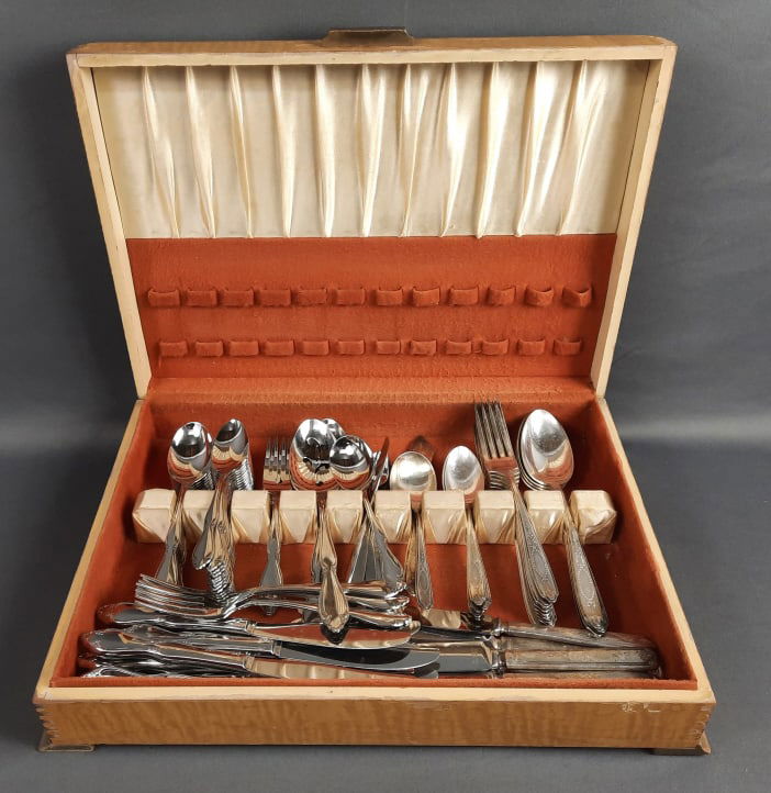 Assorted Flatware Set with Box Including Rogers Bro Silver Plate & Oneida Stainless (1 of 15)