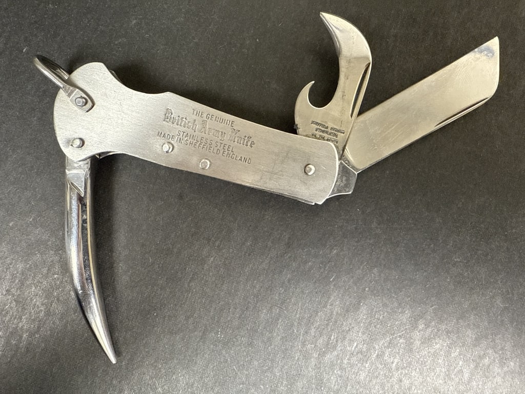 Vintage Sheffield British Army Knife Folding Bosun's Knife Tool  2.5 inch blade. 3.5 inch handle. (1 of 4)