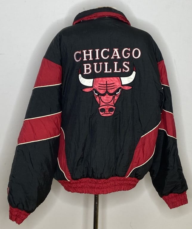 90's Pro Player Chicago Bulls Winter Coat XL Vintage NBA officially licensed winter coat for the: Vintage NBA officially licensed winter coat for the Chicago Bulls by Pro Player, extra large, 100% nylon. Missing hood.