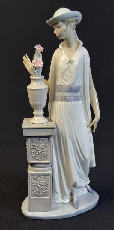 Lladro Porcelain Figurine 5175 Lady Grand Casino 13 inches tall by 6 inches wide. Good condition: 13 inches tall by 6 inches wide. Good condition free of chips and cracks.
