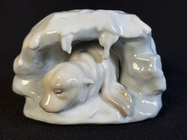 Lladro Porcelain Figurine 8061 A Snowy Haven 3 x 4 x 4 inches. Good condition free from damage.