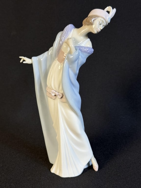 Lladro Porcelain Figurine 5789 The Flirt 9 inches tall by 4 inches wide. Good condition free of: 9 inches tall by 4 inches wide. Good condition free of cracks or chips