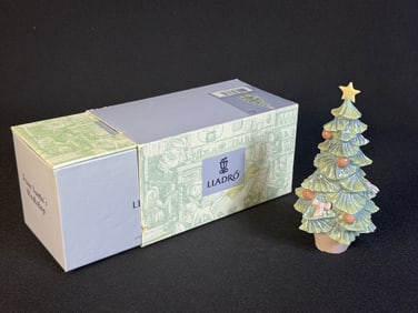 Lladro Porcelain Christmas Tree 6261 From Santa’s Workshop. With original box measuring 6.5 x 3.5
