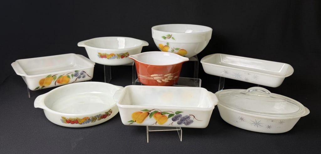 Vintage Bakeware Lot Pyrex Fire King Glasbake 8 pieces various sizes. Starburst Glasbake pieces show: 8 pieces various sizes. Starburst Glasbake pieces show signs of heavy use. See photos for condition details. 11 x 14 x 12 inches total lot size.