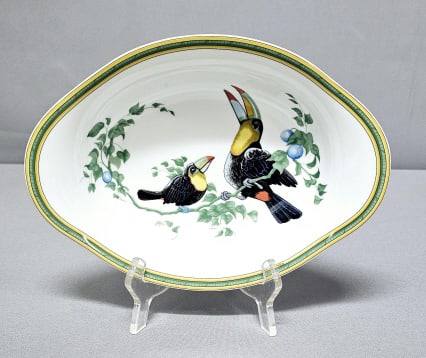 Hermes Toucans Oval Vegetable Serving Bowl Measures 9.5 x 7 x 2.5 inches tall. No chips, cracks or: Measures 9.5 x 7 x 2.5 inches tall. No chips, cracks or damage.