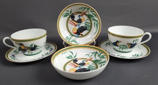 Hermes Toucans Coupe Bowls Cups & Saucers Includes 2 6.5 inch bowls, 2 cups & 2 7 inch saucers.
