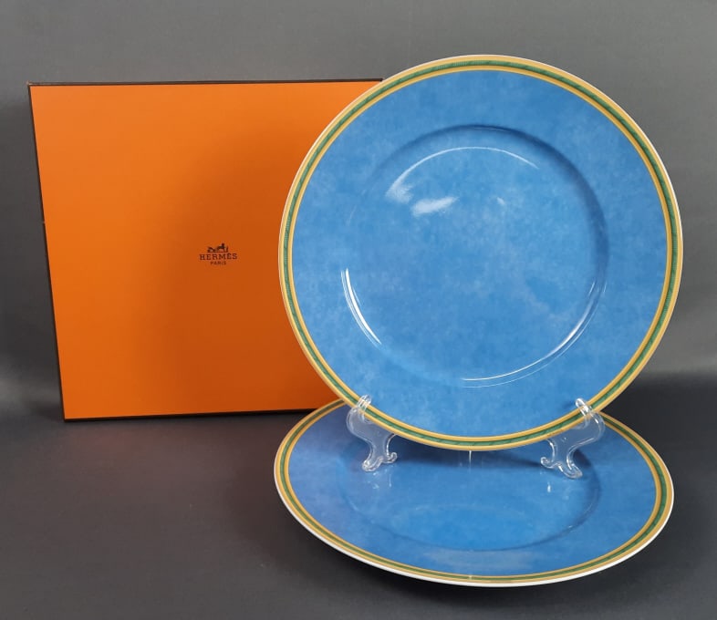 Hermes Toucans Blue Charger Plates & Box 12 inch plates. No chips, cracks or damage. Box has some: 12 inch plates. No chips, cracks or damage. Box has some bending and torn corner.