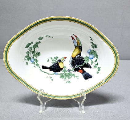 Hermes Toucans Oval Vegetable Serving Bowl Measures 9.5 x 7 x 2.5 inches tall. Couple small utensil: Measures 9.5 x 7 x 2.5 inches tall. Couple small utensil marks. Please see images for details regarding the condition.