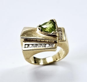14K Yellow Gold Peridot & Diamond Ring Ring weighs14 Grams Size 7 .11 Diamond CTW