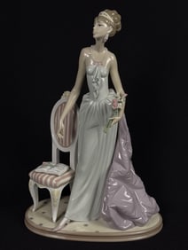 Lladro Porcelain Figurine 1495 A Lady of Taste 14.5 inches tall by 10 inches wide. Free from damage.