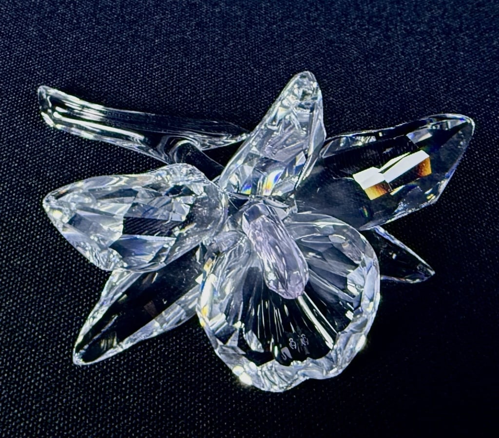 Swarovski Crystal Flower Orchid Light purple center. Excellent condition free from damage. With: Light purple center. Excellent condition free from damage. With original box measuring 5 x 6 inches.