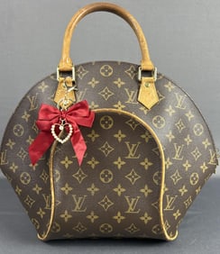 Louis Vuitton Monogram Ellipse Handbag Large and roomy Louis Vuitton monogram ellipse handbag.