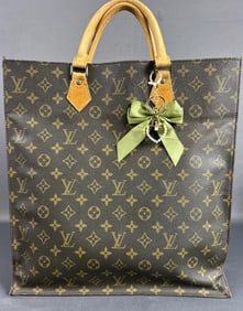 Louis Vuitton Monogram Sac Plat Tote Bag Extra large Louis Vuitton tote. Minor showing of scuffs on