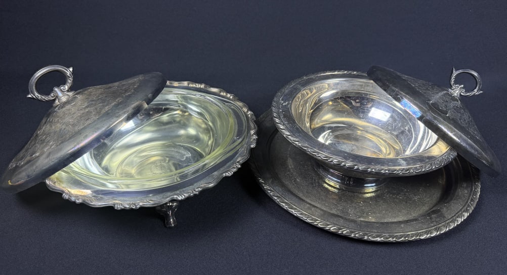 Vintage Oneida Pyrex & Silverplate Serviing Bowls And Tray. Dish with Pyrex inner Measures 6 inches: And Tray. Dish with Pyrex inner Measures 6 inches tall by 10.5 inches wide. Smaller dish Measures 7 x 9 inches Tray measures 12 inches across. Tarnish over all.