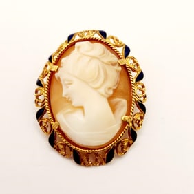 18K Yellow Gold Shell Cameo Brooch Pin Marked 750. Weighs 7.6 grams.