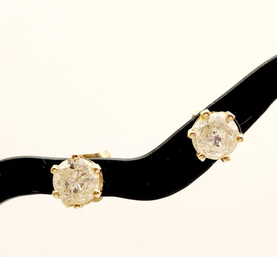 14K Yellow Gold Diamond Stud Earrings Backs are 14K. Earrings acid tests 14K. Weighs 0.9 grams.: Backs are 14K. Earrings acid tests 14K. Weighs 0.9 grams.