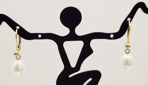 14K Yellow Gold Pearl & Earrings Weighs 2.6 grams.