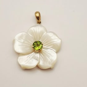 14K Yellow Gold Mother-Of-Pearl & Peridot Pendant Weighs 5 grams.