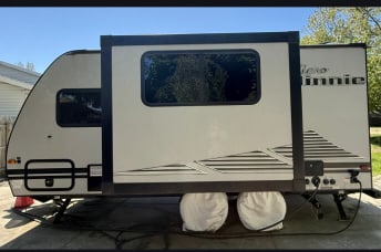 2019 Micro Minnie Winnebago Camper BUYERS PREMIUM FOR THIS LOT IS 15%