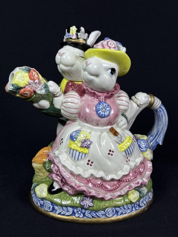 Fitz and Floyd Omnibus Bunny Garden Teapot 7.5 inches tall by 7 inches wide. No chips or cracks.: 7.5 inches tall by 7 inches wide. No chips or cracks.