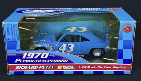 Richard Petty 1:24 1970 Plymouth Superbird 50th Anniversary Diecast with box. Crack in window.