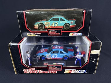 Richard Petty 1/24 Die-Cast Stockcar & Pit Stop With boxes. Pit stop has been opened. Box has