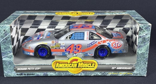 Richard Petty STP American Muscle 1:18 Diecast 25th anniversary. With box. Some creases in window.