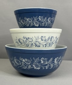 Pyrex Colonial Mist Mixing Bowls 3pc Pyrex nesting mixing bowls set of 3. No chips or cracks. Slight