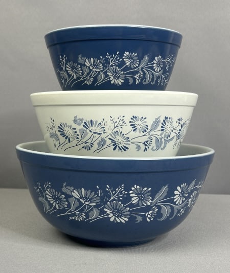 Pyrex Colonial Mist Mixing Bowls 3pc Pyrex nesting mixing bowls set of 3. No chips or cracks. Slight (1 of 5)